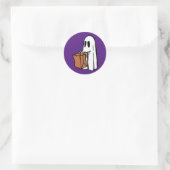 Ghost met Bag Trick of Treating op Paarse Ronde Sticker (Tas)