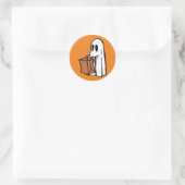 Ghost met Bag Trick of Treating op Sinaasappel Ronde Sticker (Tas)