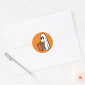 Ghost met Bag Trick of Treating op Sinaasappel Ronde Sticker (Envelop)