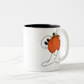 Ghost met Oranje pompoen Tweekleurige Koffiemok (Voorkant rechts)