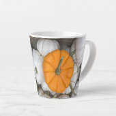 Ghost Pumpkins met een gulzige oranje Latte Mok (Rechterhoek)