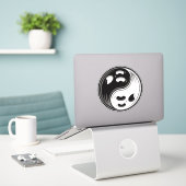 Ghost Yin Yang Black en White Sticker (Laptop op bureau)