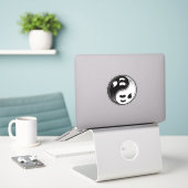 Ghost Yin Yang Black en White Sticker (Laptop op bureau)