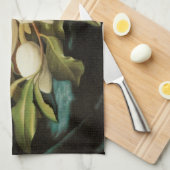 Giant Magnolias op een blauwe vlinderkast van MJ H Theedoek (Quarter Fold)