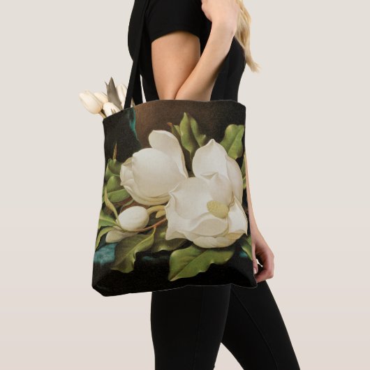 Giant Magnolias op een blauwe vlinderkast van MJ H Tote Bag (Dichtbij)