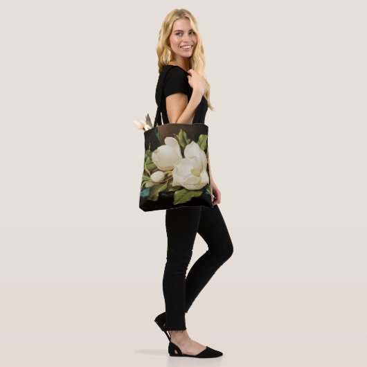 Giant Magnolias op een blauwe vlinderkast van MJ H Tote Bag (Op model)