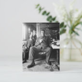 Giant Man Drink een bier, 1910 Briefkaart (Staand voorkant)