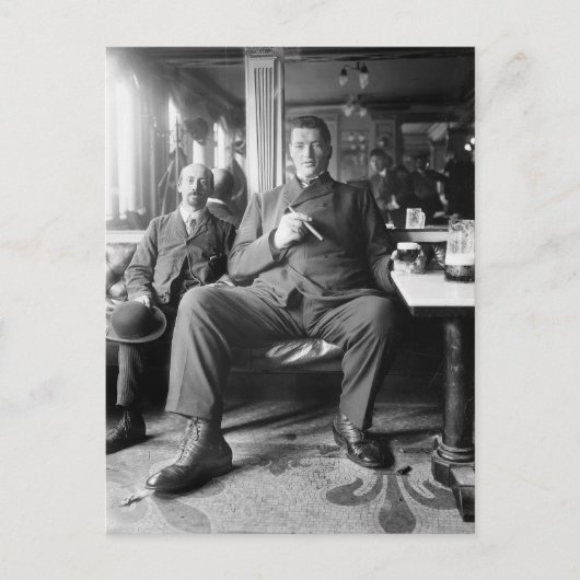 Giant Man Drink een bier, 1910 Briefkaart (Voorkant)