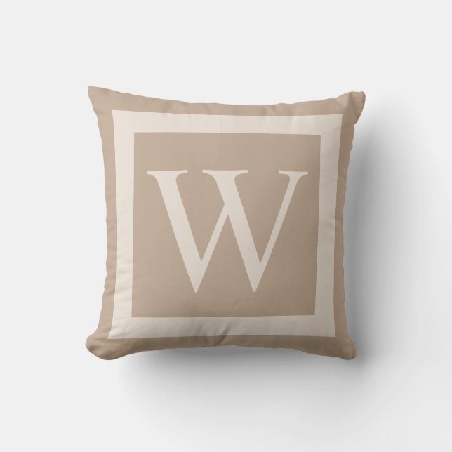 Giant Monogram op Beige Achtergrond Kussen (Voorkant)