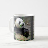 Giant panda eating bamboo koffiemok (Voorkant links)