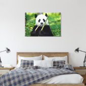 Giant Panda Holding Bamboo Canvas Afdruk (Insitu (Slaapkamer))