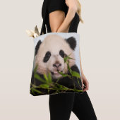 Giant Panda leaning Against Wall Tote Bag (Dichtbij)