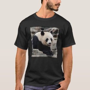 Giant Panda op Rocks T-shirt