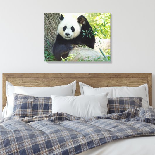 Giant Panda rusteert tegen bomen Canvas Afdruk (Insitu (Slaapkamer))