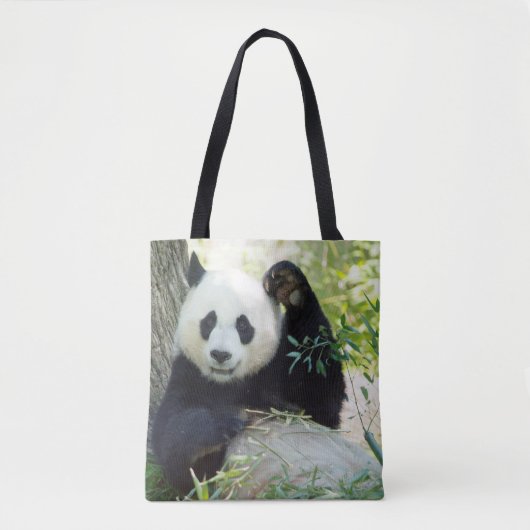 Giant Panda rusteert tegen bomen Tote Bag (Voorkant)