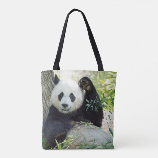 Giant Panda rusteert tegen bomen Tote Bag (Achterkant)