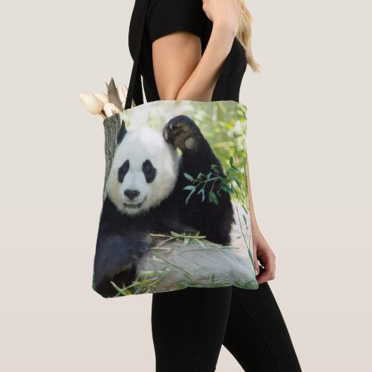 Giant Panda rusteert tegen bomen Tote Bag (Dichtbij)