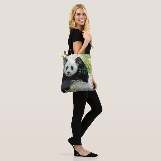 Giant Panda rusteert tegen bomen Tote Bag (Op model)