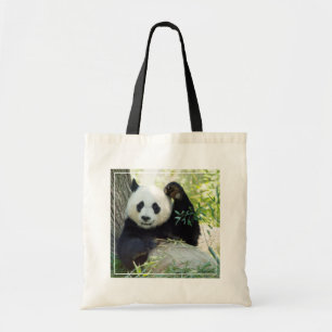 Giant Panda rusteert tegen bomen Tote Bag