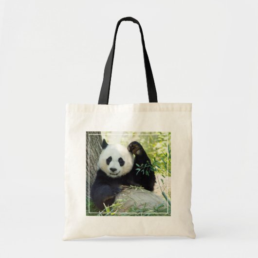 Giant Panda rusteert tegen bomen Tote Bag (Voorkant)