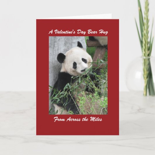 Giant Panda Valentijnsdag Beer Hug over Miles Feestdagen Kaart (Voorkant)
