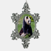 Giant panda zit op een steen tin sneeuwvlok ornament (Links)