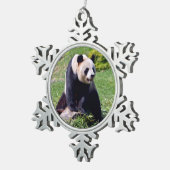 Giant panda zit op een steen tin sneeuwvlok ornament (Rechts)