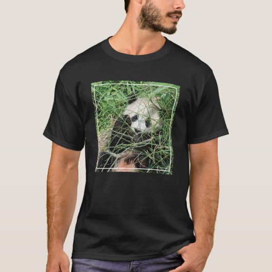 Giant Panda zweert in gras T-shirt (Voorkant)