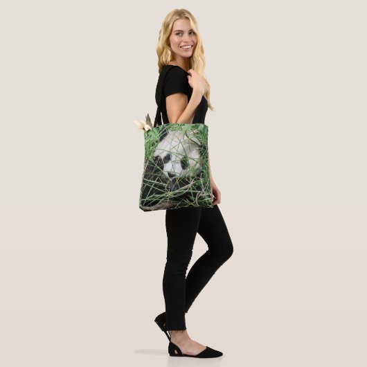 Giant Panda zweert in gras Tote Bag (Op model)