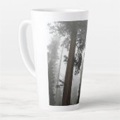 Giant Sequoia Trees in de mist, CA Latte Mok (Linkerhoek)