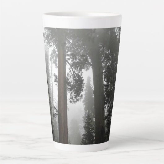 Giant Sequoia Trees in de mist, CA Latte Mok (Voorkant)