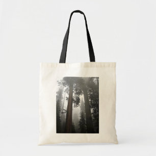 Giant Sequoia Trees in de mist, CA Tote Bag
