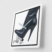Giant Stiletto Boot Stappen op een slave Vierkante Klok (Hoek)