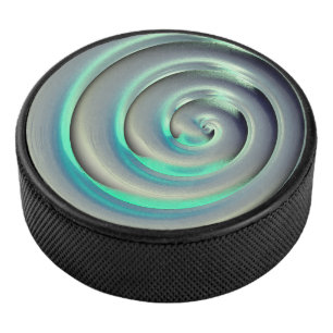 Giant zilver en aquamarine spiraal boven zwart hockey puck