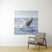 Giante walvis springt uit zee wandkleed (In situ)