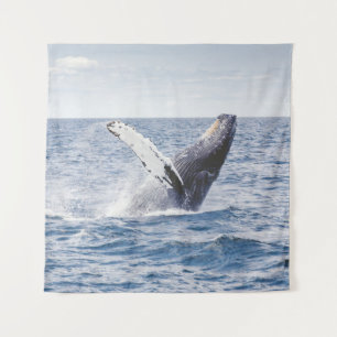 Giante walvis springt uit zee wandkleed
