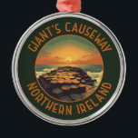 Giant's Causeway Ierland Retro Distressed Circle Metalen Ornament<br><div class="desc">Giant's Causeway in een vectorkunststijl. De Giant's Causeway bestaat uit meer dan 40.000 in elkaar grijpende basaltkolommen die werden gevormd door lava die afkoelde en samentrok,  waardoor regelmatige stresspatronen en scheuren werden gecreëerd.</div>