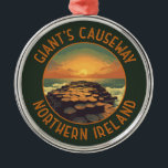 Giant's Causeway Ierland Retro Distressed Circle Metalen Ornament<br><div class="desc">Giant's Causeway in een vectorkunststijl. De Giant's Causeway bestaat uit meer dan 40.000 in elkaar grijpende basaltkolommen die werden gevormd door lava die afkoelde en samentrok,  waardoor regelmatige stresspatronen en scheuren werden gecreëerd.</div>