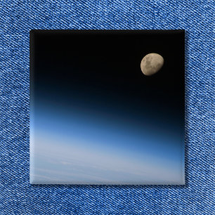 Gibbous Maan vanuit een baan om de aarde Foto uit Vierkante Button 5,1 Cm