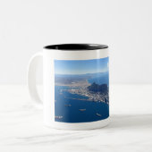 Gibraltar van lucht tweekleurige koffiemok (Voorkant links)