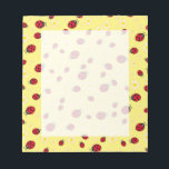 gierig ladybug- en daisy-bloempatroon geel notitieblok<br><div class="desc">Cute ladybug-patroon met handgetekende cartoon van damesinsecten en -lijmen op een rechter gele achtergrond.</div>