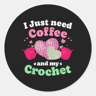 Giet me gewoon mijn koffie hand me mijn gehaakte v ronde sticker