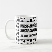 Giet wat suiker en québécois koffiemok (Links)