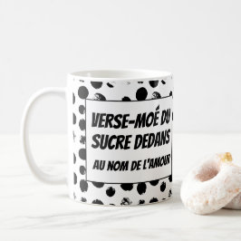 Giet wat suiker in het québécois koffiemok