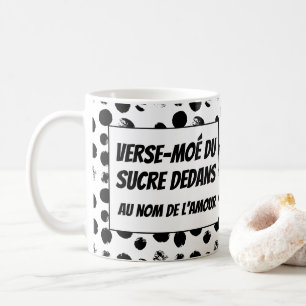 Giet wat suiker in het québécois koffiemok