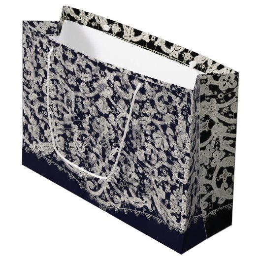 Gift Bag ANTIEK LACE PATTERN Groot Cadeauzakje (Voorkant Gekanteld)