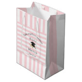Gift Bags Pink White Stripe Graduation 2026 Medium Cadeauzakje (Voorkant Gekanteld)