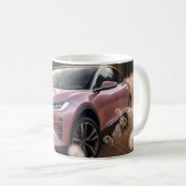 Gift voor vrouw van roze EV-auto op droog gebied Koffiemok (Voorkant rechts)