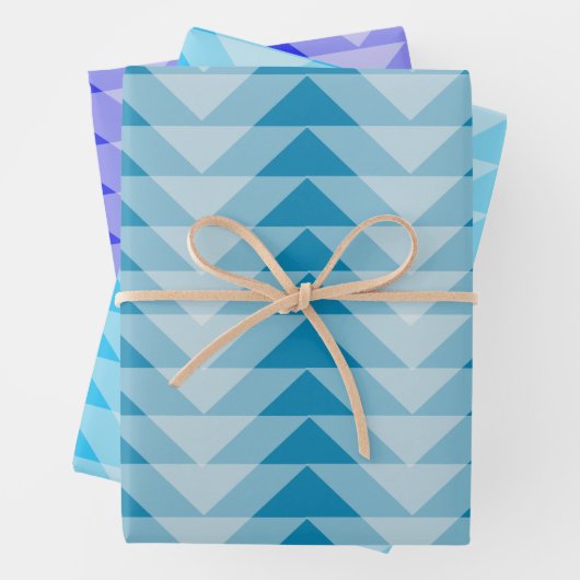 Gift Wrap Set - Overlappende driehoeken in Blues Inpakpapier Vel (In situ)