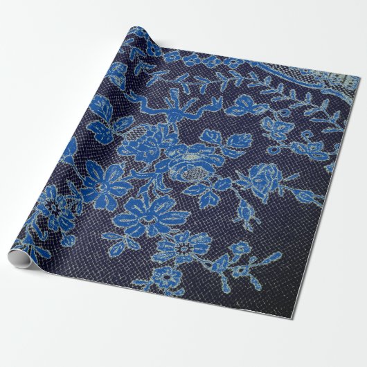 GIFT WRAPPING ZWARTE ANTIEK LACE PATROON MET BLAUW CADEAUPAPIER (Uitgerold)